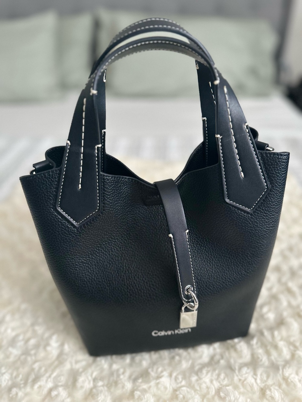 Calvin Klein • Remy Black crossbody bucket bag.